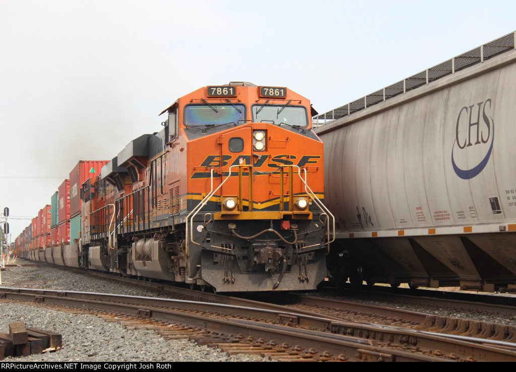 BNSF 7861 & BNSF 7585